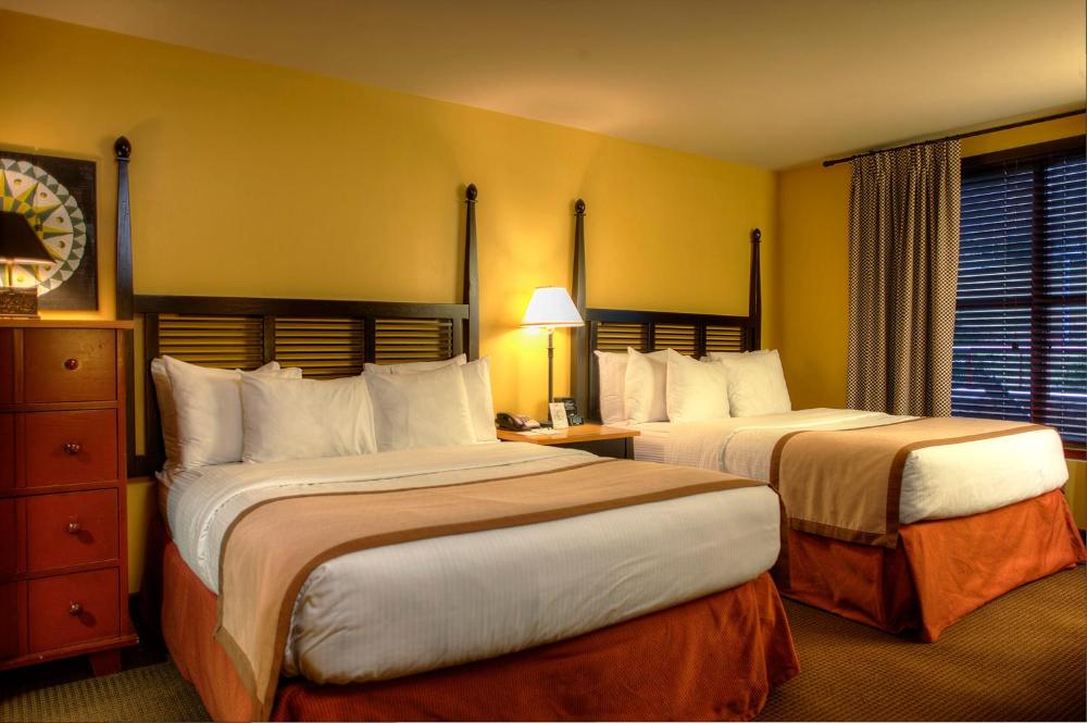 Deluxe Double Queen Suite interior