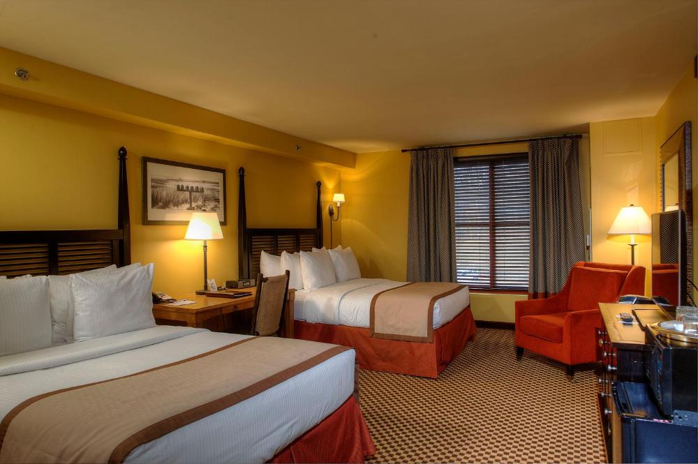 Deluxe Double Queen Room interior